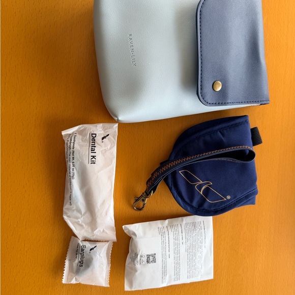 American Airlines business class men’s pajamas NEW L/XL with slippers and kit - Picture 5 of 5